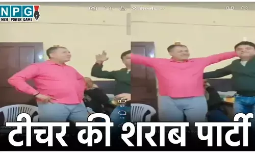 Hapur Teacher Viral Video: सिर पर शराब का गिलास, फिल्मी धुन... जमाल कुडू गाने पर थिरके मास्टर जी, शिक्षा विभाग ने किया ससपेंड