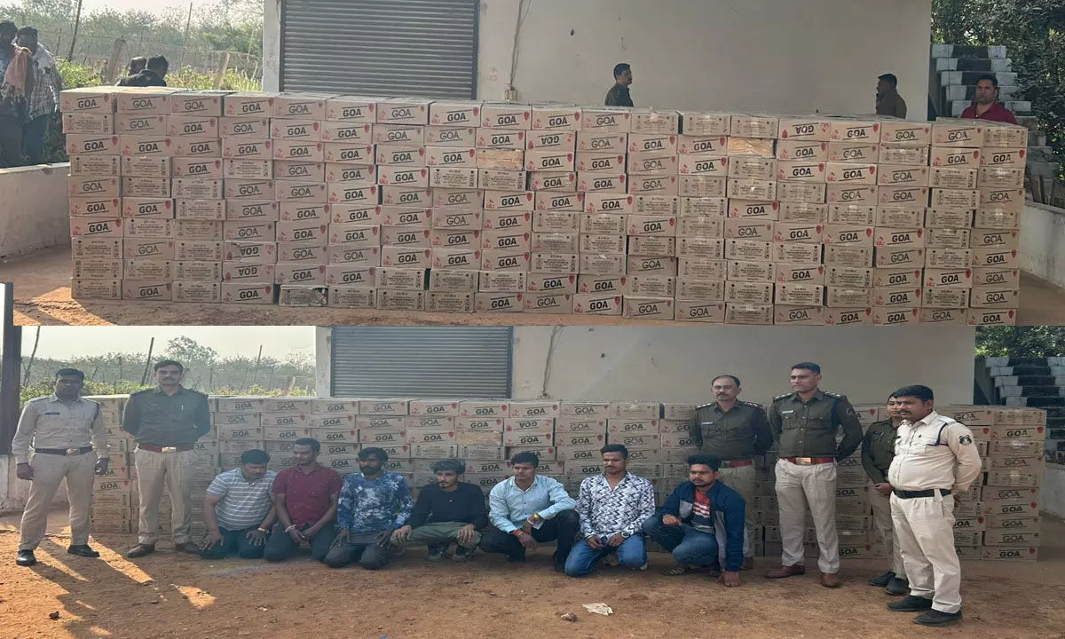 Durg News: कांग्रेस नेता के फार्म हाउस में छापा, 500 पेटी शराब पकड़ाई, चुनाव से पहले पुलिस की बड़ी कार्रवाई, 7 आरोपी गिरफ्तार Durg News: कांग्रेस नेता के फार्म हाउस में छापा, 500 पेटी शराब पकड़ाई, चुनाव से पहले पुलिस की बड़ी कार्रवाई, 7 आरोपी गिरफ्तार