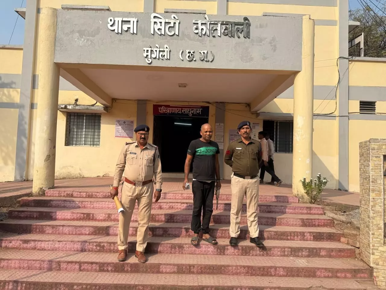 Mungeli News: पुलिस के हत्थे चढ़ा फर्जी सीआईडी अफसर, अस्पताल संचालक से की थी सात लाख की ठगी Mungeli News: पुलिस के हत्थे चढ़ा फर्जी सीआईडी अफसर, अस्पताल संचालक से की थी सात लाख की ठगी