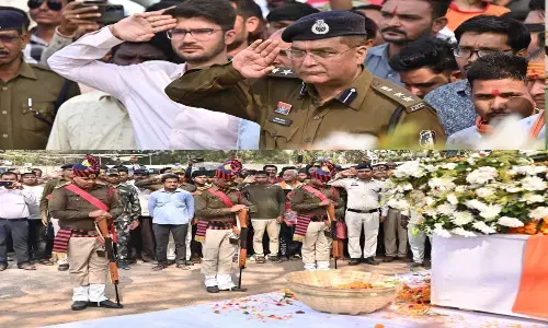CG News: शहीद जवान को कैबिनेट मंत्री समेत कलेक्टर-एसपी ने दिया कांधा, गार्ड ऑफ ऑनर के साथ अंतिम विदाई