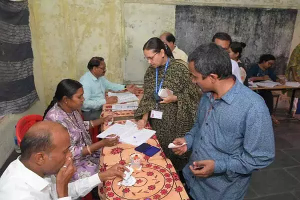 CG Election 2025: निकाय चुनाव में मतदान की रफ्तार: निगम और परिषद की तुलना में नगर पंचायत के वोटरों में ज्यादा उत्साह CG Election 2025: निकाय चुनाव में मतदान की रफ्तार: निगम और परिषद की तुलना में नगर पंचायत के वोटरों में ज्यादा उत्साह