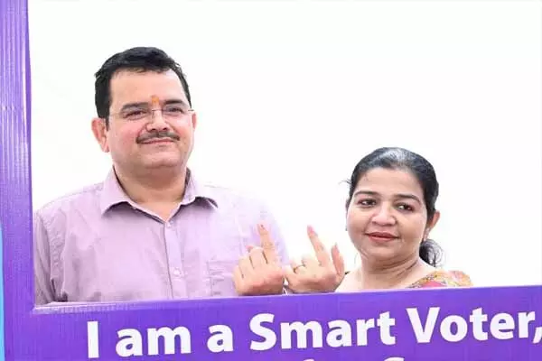 CG Election 2025: मुख्यमंत्री के सचिव पी. दयानंद ने किया अपने मताधिकार का प्रयोग, प्रदेशवासियों से की मतदान की अपील CG Election 2025: मुख्यमंत्री के सचिव पी. दयानंद ने किया अपने मताधिकार का प्रयोग, प्रदेशवासियों से की मतदान की अपील