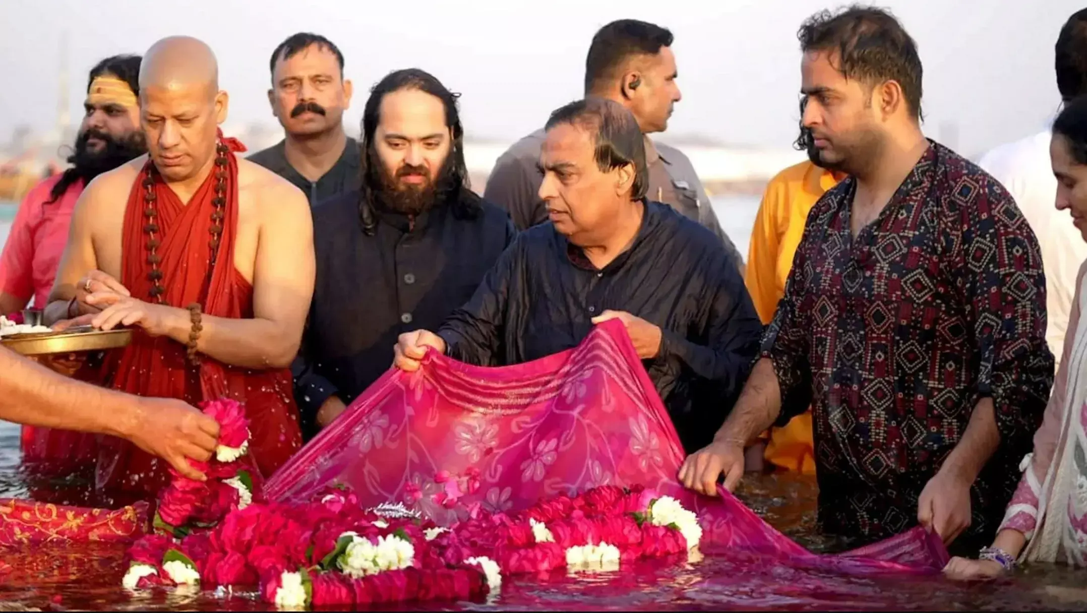 Ambani Family In Mahakumbh: चार पीढ़ियों के साथ मुकेश अंबानी पहुंचे महाकुंभ, संगम में लगाई डुबकी, जानिए कौन-कौन रहा मौजूद?