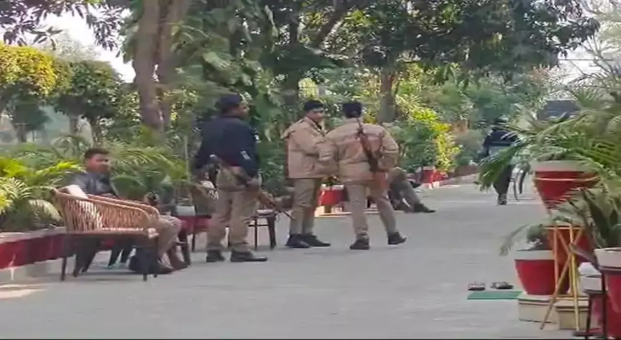 UP IT Raid: अखिलेश के करीबी पर IT का शिकंजा, इत्र कारोबारी के ठिकानों पर कार्रवाई.