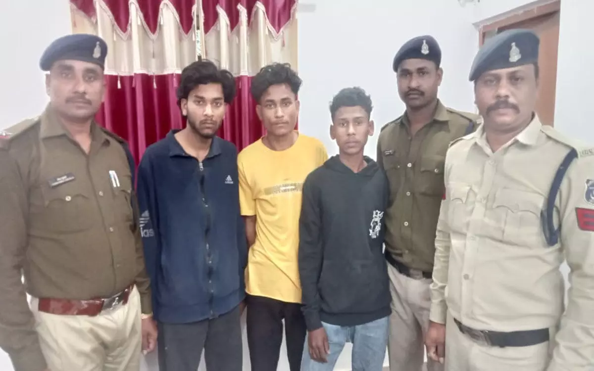 Janjgir Champa: मेला में युवक को मार डाला, चाकू-बेल्ट से हमला कर ले ली जान Janjgir Champa: मेला में युवक को मार डाला, चाकू-बेल्ट से हमला कर ले ली जान