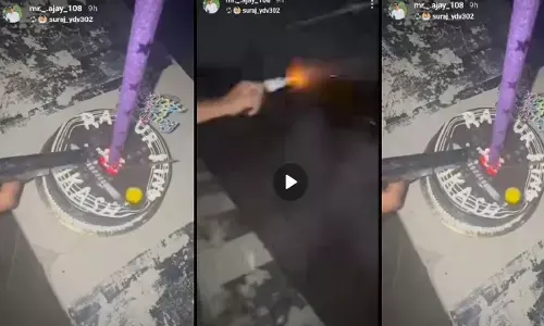 Raipur News: बर्थडे में गुंडागर्दी, बंदूक से काटा केक, फिर दनादन चलाई गोली, वीडियो वायरल