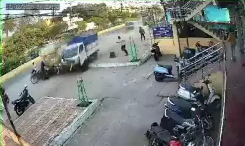 Raipur News: रायपुर में तेज रफ़्तार पिकअप ने कई लोगों को मारी टक्कर, फिर बिजली के पोल से टकराई, कई लोग घायल