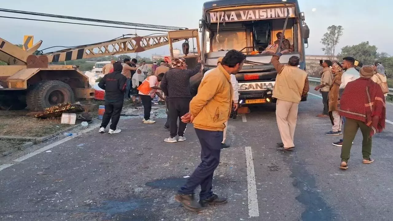 Rajasthan Road Accident: राजस्थान में बड़ा सड़क हादसा, अहमदाबाद से एमपी जा रही स्लीपर कोच बस पलटी. Rajasthan Road Accident: राजस्थान में बड़ा सड़क हादसा, अहमदाबाद से एमपी जा रही स्लीपर कोच बस पलटी.