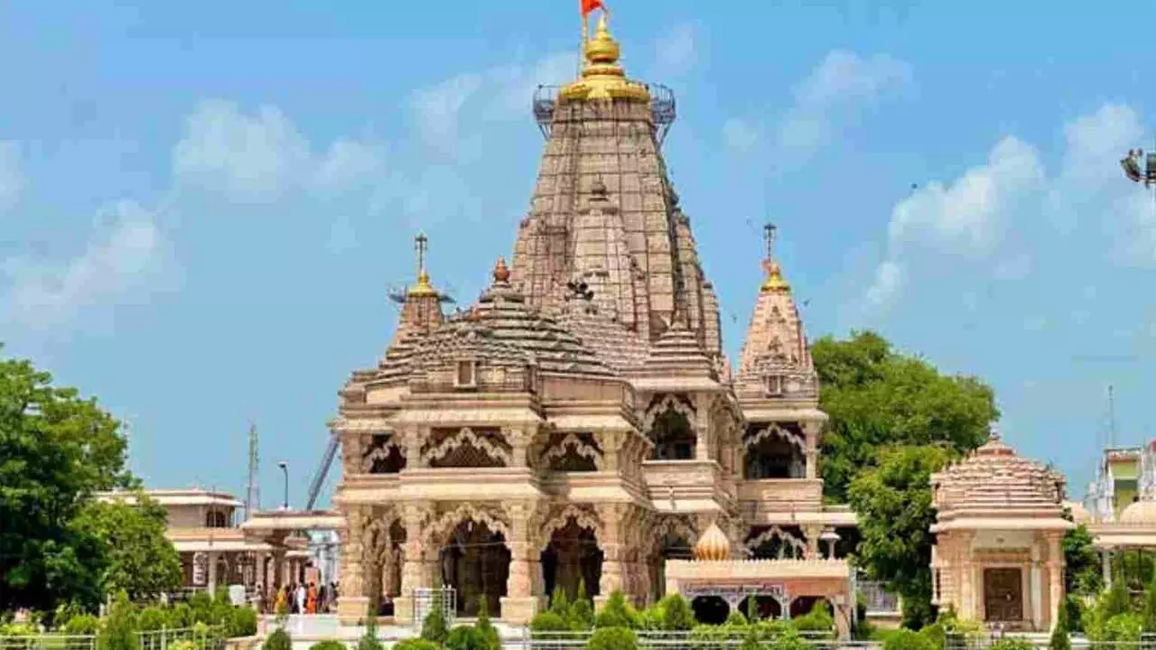 Sanwalia Seth Temple Afeem: मंदिर में भंडारे से निकला 58 किलो अफीम, विश्व प्रसिद्ध सांवलिया सेठ मंदिर पर CBN की कार्रवाई Sanwalia Seth Temple Afeem: मंदिर में भंडारे से निकला 58 किलो अफीम, विश्व प्रसिद्ध सांवलिया सेठ मंदिर पर CBN की कार्रवाई