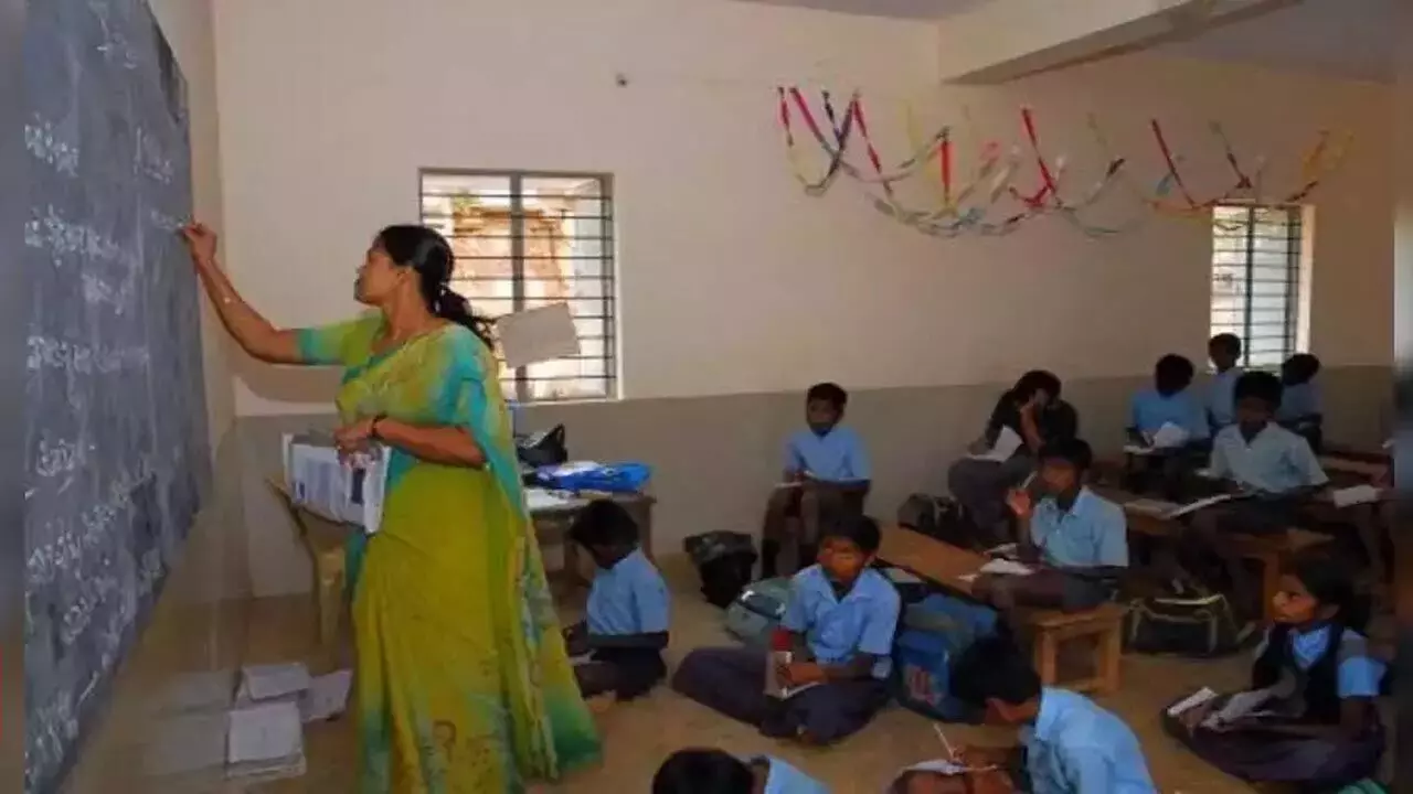 Rajasthan teacher dress code: सरकारी स्कूलों में जल्द लागू हो सकता है शिक्षकों के लिए ड्रेस कोड, शिक्षा मंत्री मदन दिलावर ने दिए संकेत