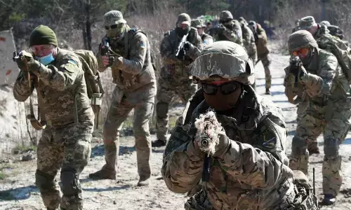 American Sena Transgender Bharti Rok: अमेरिकी सेना में बड़ा फैसला! ट्रांसजेंडर सैनिकों पर बैन, वैक्सीन मना करने वालों को मिलेगी वापसी