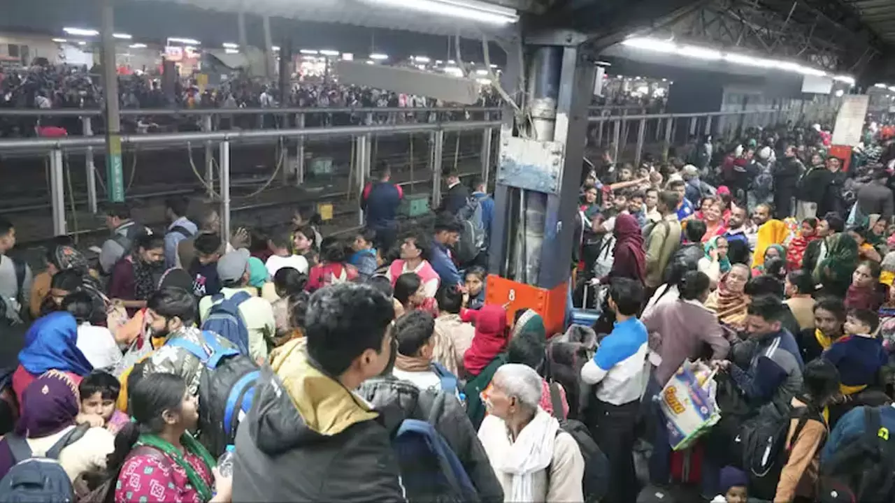 New Delhi Railway station hadsa:नई दिल्ली रेलवे स्टेशन पर भगदड़, बिहार के 9 लोग समेत 18 लोगों की मौत New Delhi Railway station hadsa:नई दिल्ली रेलवे स्टेशन पर भगदड़, बिहार के 9 लोग समेत 18 लोगों की मौत