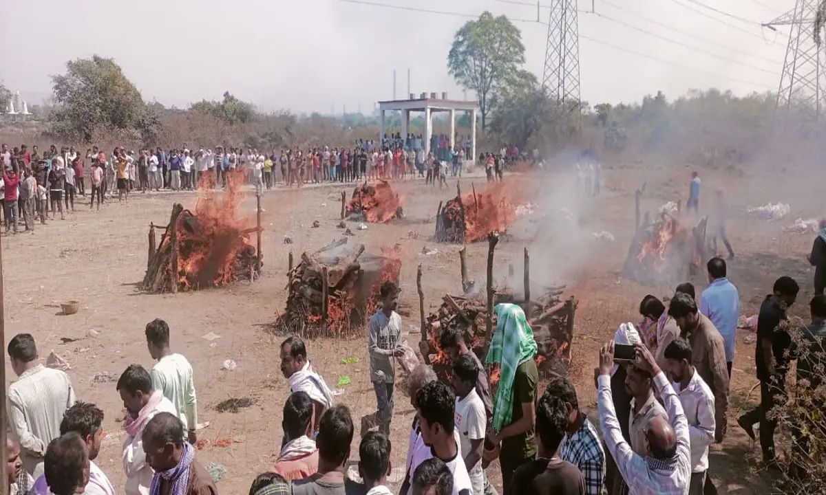 Korba News: छत्तीसगढ़ के इस गांव में एक-साथ जली छह चिताएं, मंजर देख दहल उठा गांव Korba News: छत्तीसगढ़ के इस गांव में एक-साथ जली छह चिताएं, मंजर देख दहल उठा गांव