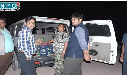 CG Election News: मतदाताओं को लुभाने की कोशिश, कलेक्टर-एसपी ने पकड़ी साड़ी और मिठाइयों से भरी गाड़ी, 3 समर्थक गिरफ्तार