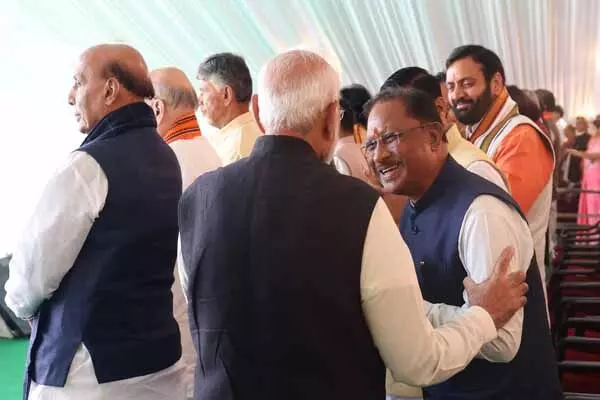 Vishnu Deo: जब प्रधानमंत्री मोदी ने थामा विष्णुदेव साय का हाथ – मंच पर दिखी खास आत्मीयता, देखिये फोटो और वीडियो Vishnu Deo: जब प्रधानमंत्री मोदी ने थामा विष्णुदेव साय का हाथ – मंच पर दिखी खास आत्मीयता, देखिये फोटो और वीडियो