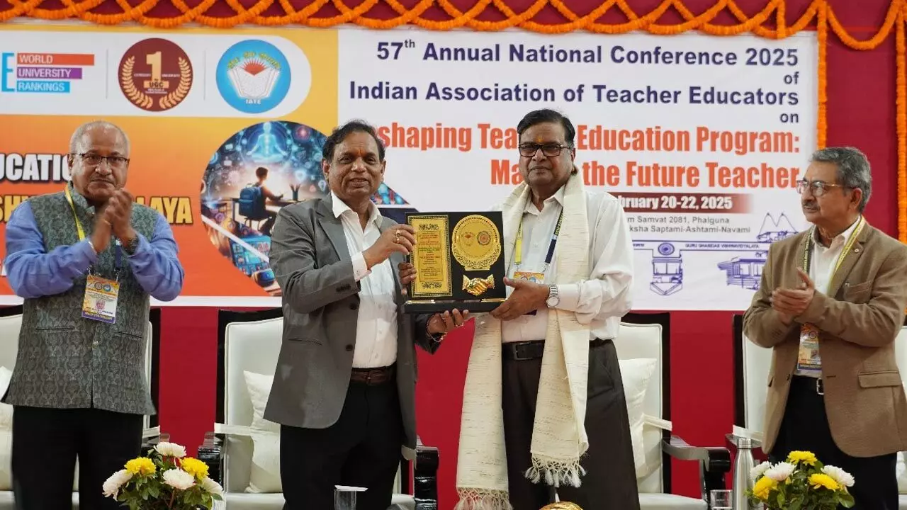 Alok Kumar Chakrawal: शिक्षक में राष्ट्र का उन्नायक बनने की क्षमता है- कुलपति प्रो. चक्रवाल, CU में तीन दिवसीय 57वीं आईएटीई की राष्ट्रीय संगोष्ठी... Alok Kumar Chakrawal: शिक्षक में राष्ट्र का उन्नायक बनने की क्षमता है- कुलपति प्रो. चक्रवाल, CU में तीन दिवसीय 57वीं आईएटीई की राष्ट्रीय संगोष्ठी...