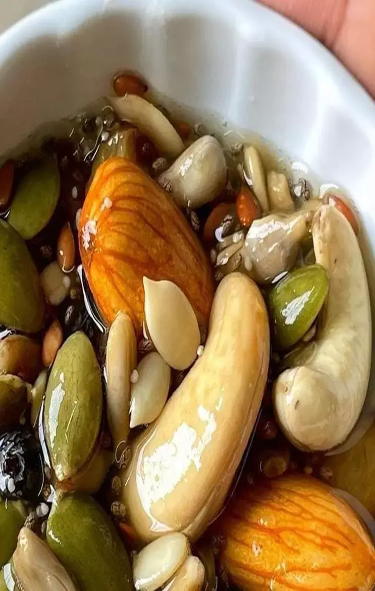The Right Way Of Soaking Dryfruits: क्या आप भी बादाम के साथ भिगो देते हैं किशमिश? जानिए क्यों ऐसा करना है नुकसानदायक