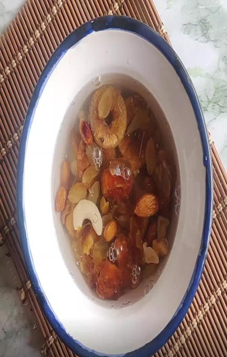 The Right Way Of Soaking Dryfruits: क्या आप भी बादाम के साथ भिगो देते हैं किशमिश? जानिए क्यों ऐसा करना है नुकसानदायक