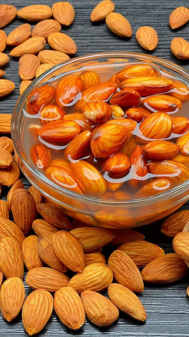 The Right Way Of Soaking Dryfruits: क्या आप भी बादाम के साथ भिगो देते हैं किशमिश? जानिए क्यों ऐसा करना है नुकसानदायक
