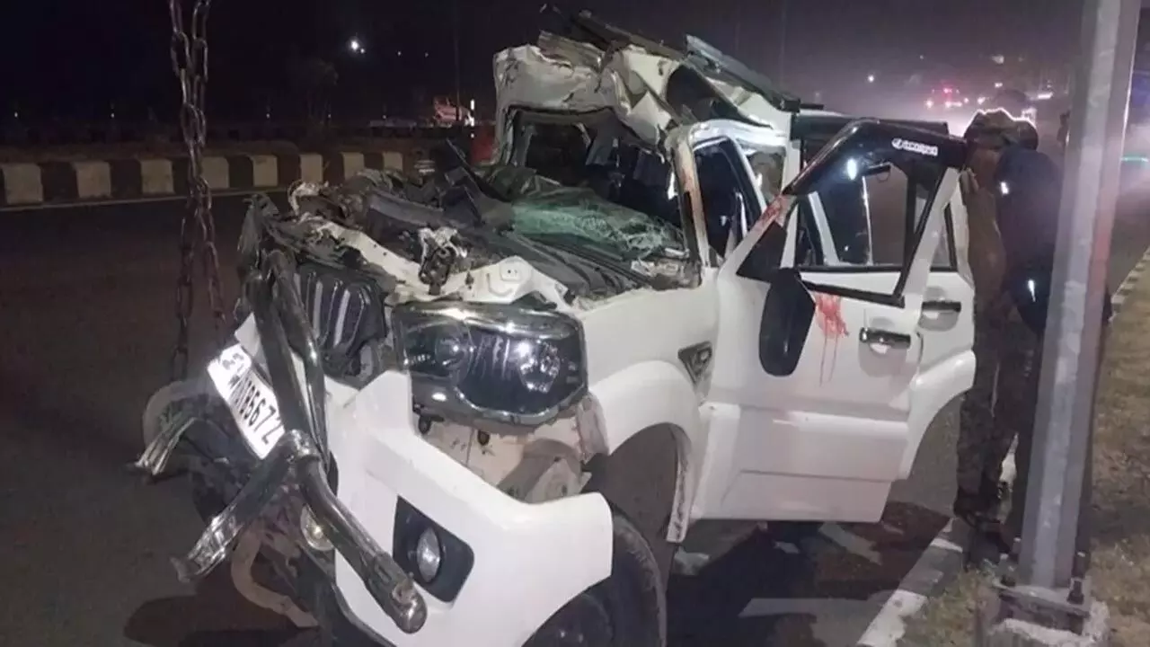 Jharkhand Road Accident: नहीं थम रहा तेज रफ्तार का कहर, खड़े ट्रक से जा भिड़ी स्कॉर्पियो, 4 की मौत Jharkhand Road Accident: नहीं थम रहा तेज रफ्तार का कहर, खड़े ट्रक से जा भिड़ी स्कॉर्पियो, 4 की मौत