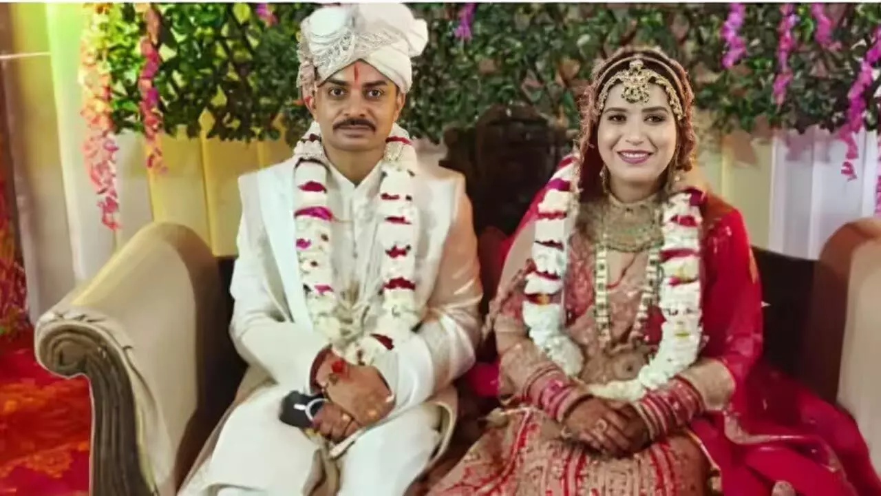 IAS-IPS Marriage News: सिर्फ 1 रुपए का शगुन लेकर रचाई शादी, IAS-IPS की इस जोड़ी ने पेश की मिसाल... IAS-IPS Marriage News: सिर्फ 1 रुपए का शगुन लेकर रचाई शादी, IAS-IPS की इस जोड़ी ने पेश की मिसाल...