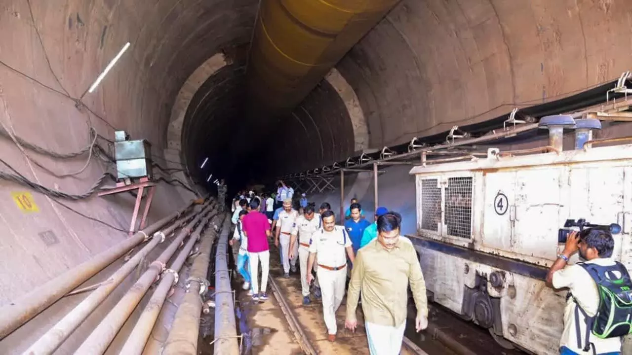Telangana Tunnel Accident: फिर फंसे मजदूर...निर्माणाधीन SLBC टनल धंसा,CM हेमंत सोरेन ने की रेस्क्यू की अपील Telangana Tunnel Accident: फिर फंसे मजदूर...निर्माणाधीन SLBC टनल धंसा,CM हेमंत सोरेन ने की रेस्क्यू की अपील