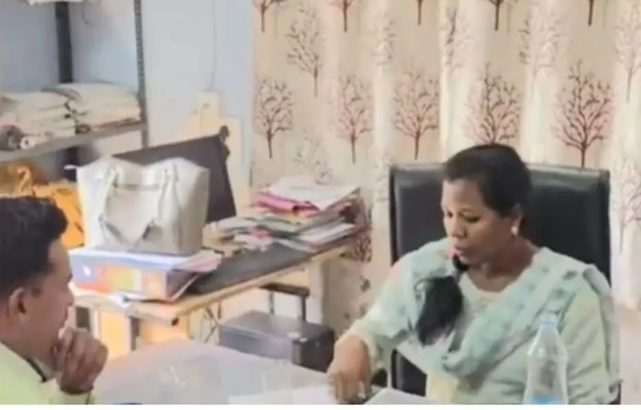 CG ACB Red: महिला इंस्पेक्टर रिश्वत लेते गिरफ्तार, एसीबी की कार्रवाई... CG ACB Red: महिला इंस्पेक्टर रिश्वत लेते गिरफ्तार, एसीबी की कार्रवाई...