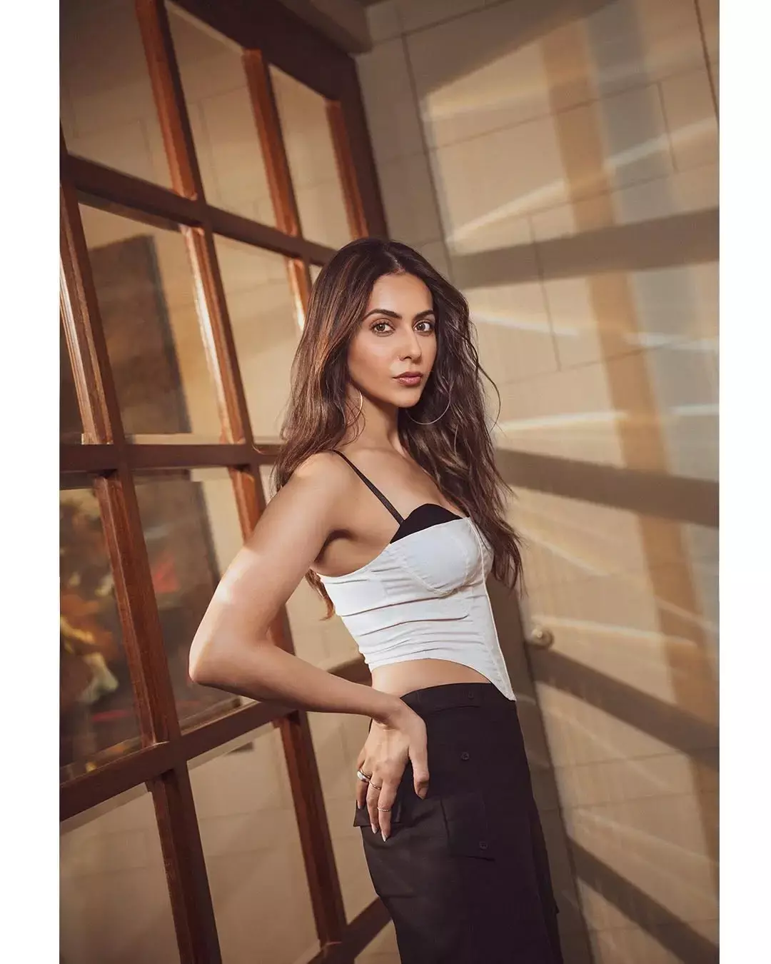 सिजलिंग शॉर्ट टॉप में Rakul Preet Singh को देख फैंस की बढ़ी धड़कनें, लेटेस्ट तस्वीरों में दिखाई किलर अवतार...