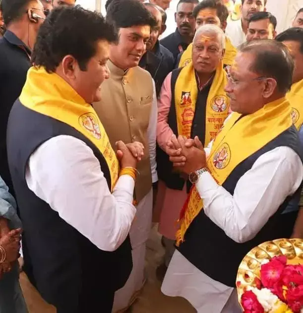 मुख्यमंत्री विष्णुदेव साय पहुंचे बागेश्वर धाम, बाबा बागेश्वर बोले-मुख्यमंत्री साय जनता के हित के लिए कर रहे कार्य मुख्यमंत्री विष्णुदेव साय पहुंचे बागेश्वर धाम, बाबा बागेश्वर बोले-मुख्यमंत्री साय जनता के हित के लिए कर रहे कार्य