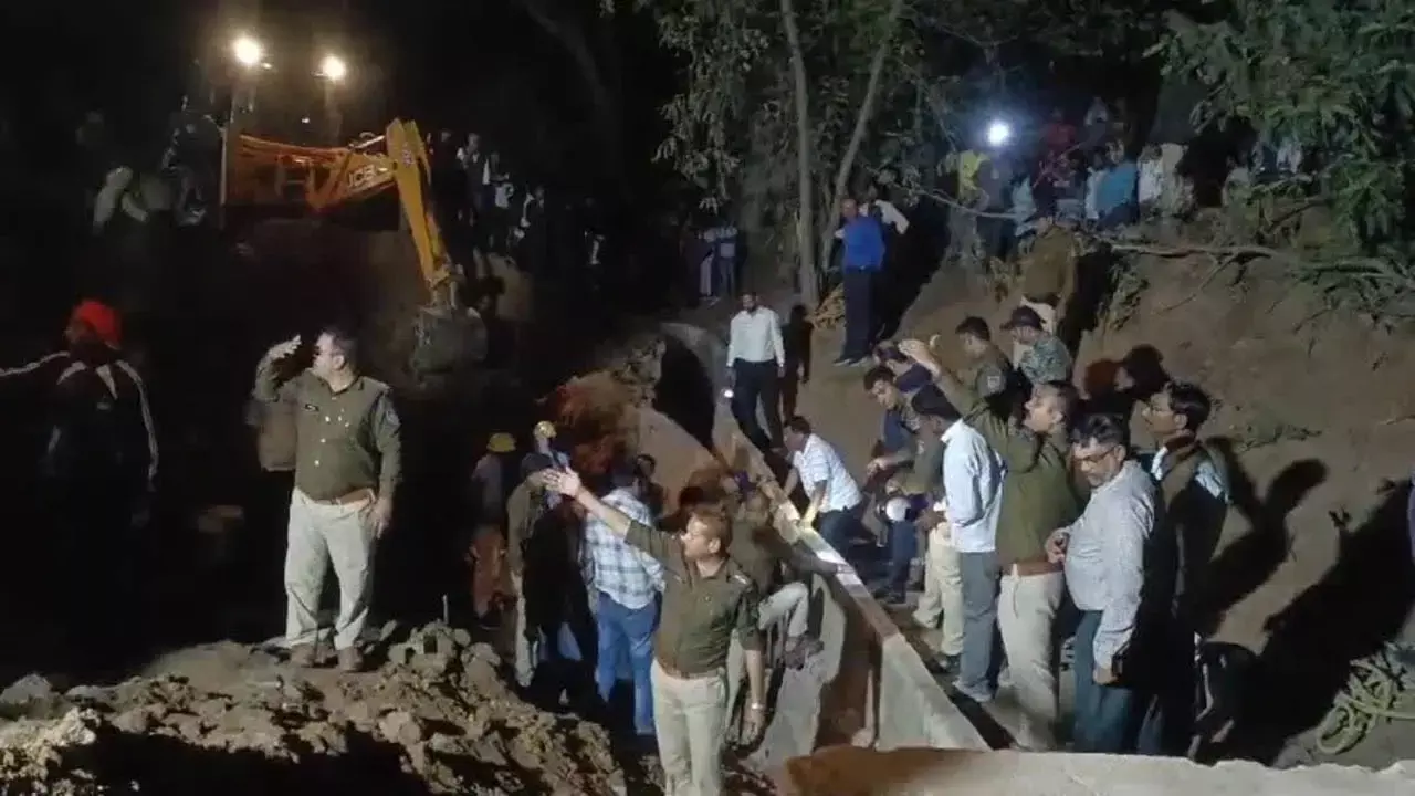 MP Singrauli Accident: नाली निर्माण के दौरान हादसा, मिट्टी धंसने से 2 मजदूर दबे, सफल हुआ रेस्क्यू, एक की हालत गंभीर