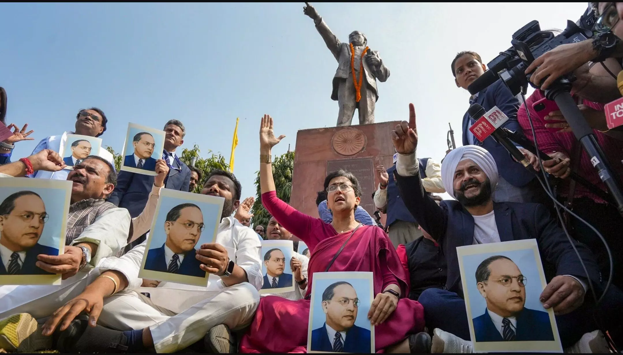 Delhi Vidhan Sabha: दिल्ली विधानसभा में हंगामा! AAP के 21 विधायक निलंबित, आतिशी धरने पर बैठीं Delhi Vidhan Sabha: दिल्ली विधानसभा में हंगामा! AAP के 21 विधायक निलंबित, आतिशी धरने पर बैठीं