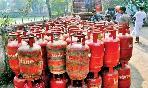 LPG Price 1 March 2025: LPG यूजर्स के लिए बुरी खबर! बजट के बाद सरकार का यू-टर्न, एलपीजी सिलेंडर के बढ़े दाम