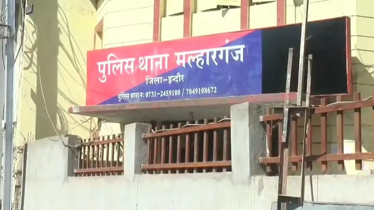 MP Police Demotion News: रिश्वत मांगने पर दो पुलिसकर्मियों का डिमोशन, एक साल की जांच के बाद कड़ी कार्रवाई