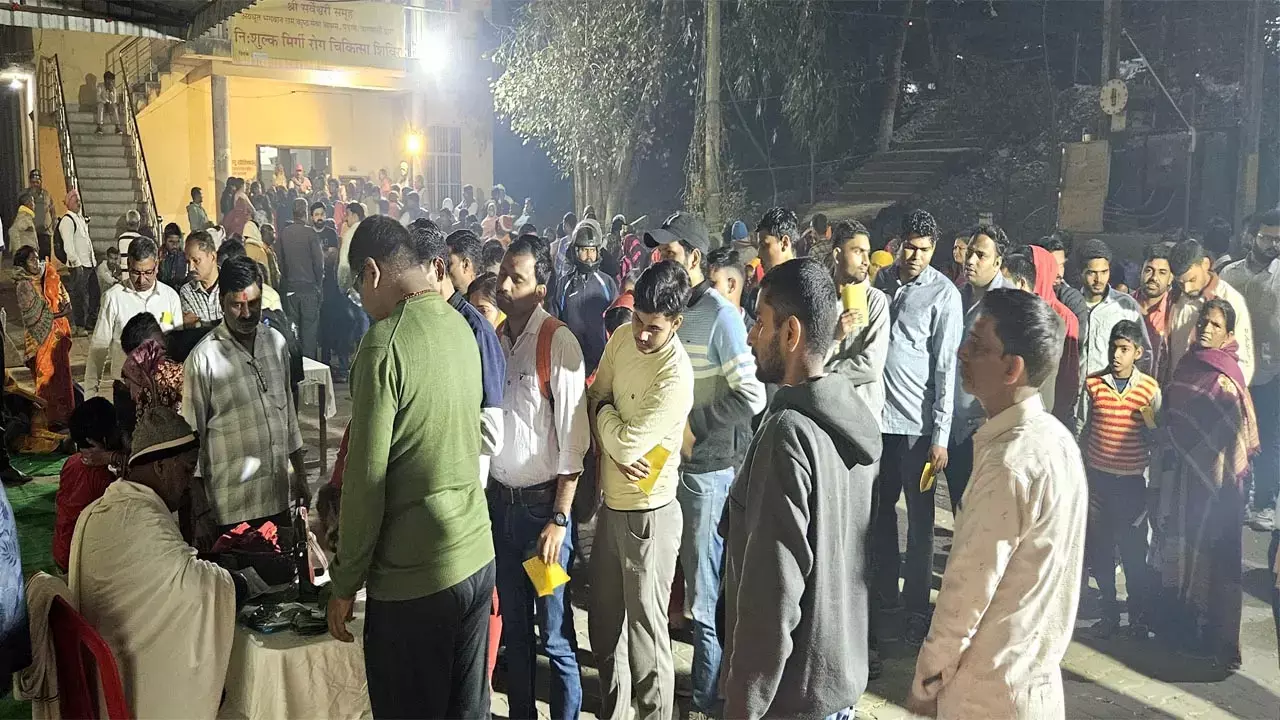 Sarveshwari Ashram: सर्वेश्वरी आश्रम में सैकड़ों मिर्गी रोगियों का फकीरी व आयुर्वेदिक दवा से निशुल्क उपचार... Sarveshwari Ashram: सर्वेश्वरी आश्रम में सैकड़ों मिर्गी रोगियों का फकीरी व आयुर्वेदिक दवा से निशुल्क उपचार...