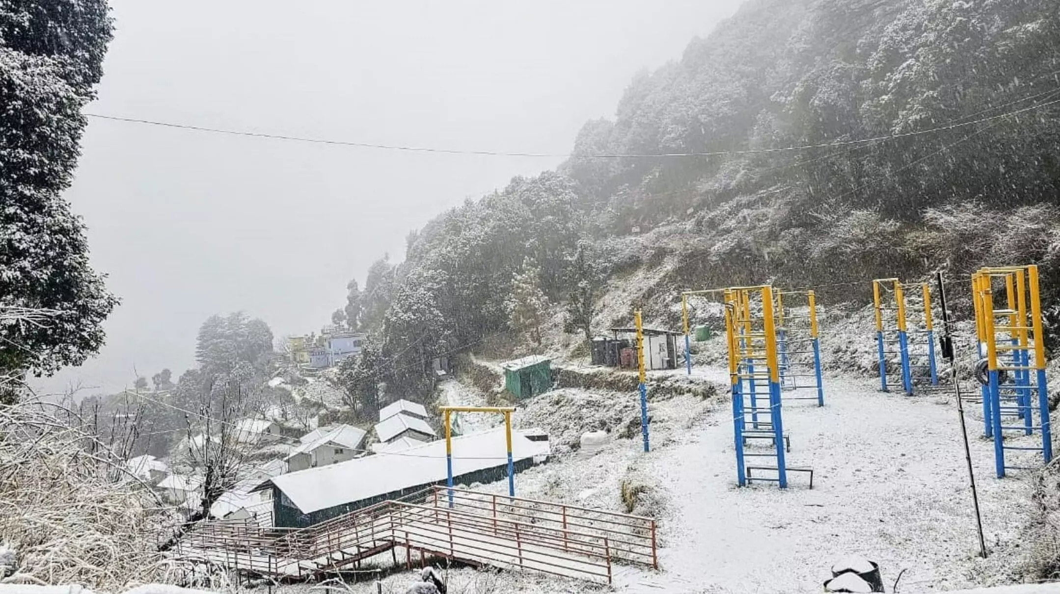Aaj ka Mausam 04 March 2025: उत्तर भारत में फिर लौटी ठंड! दिल्ली में गिरा तापमान, पहाड़ों पर बर्फबारी जारी, जानें मौसम का हाल