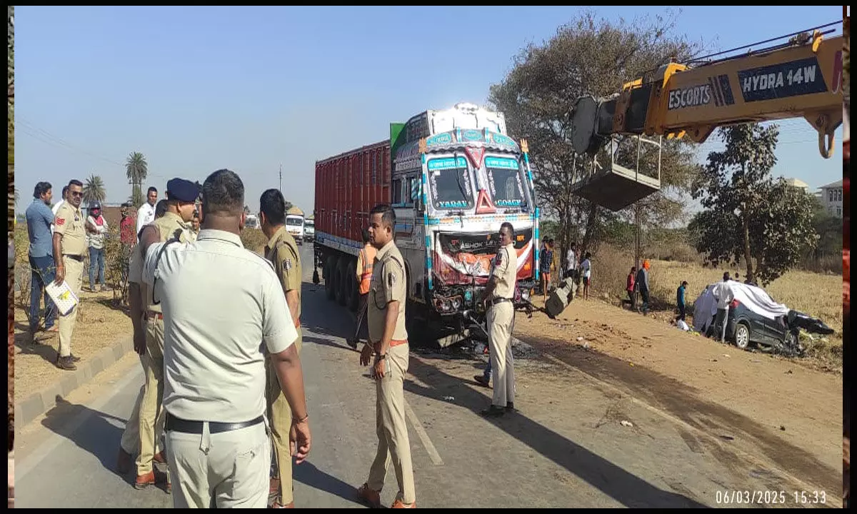 Raipur News: दर्दनाक हादसा, पांच लोगों की मौत, डिवाइडर तोड़कर तेज रफ़्तार ट्रक से टकराई... Raipur News: दर्दनाक हादसा, पांच लोगों की मौत, डिवाइडर तोड़कर तेज रफ़्तार ट्रक से टकराई...