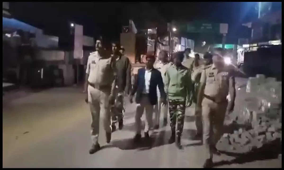 Balrampur News: मंत्री को चोट्टा, वेवकूफ बोलने वाले जनपद सदस्य को जुलूस निकाल भेजा गया जेल Balrampur News: मंत्री को चोट्टा, वेवकूफ बोलने वाले जनपद सदस्य को जुलूस निकाल भेजा गया जेल