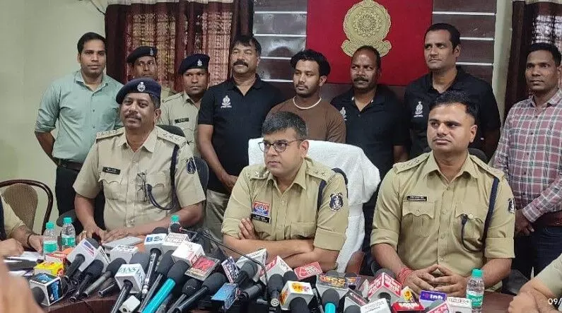 Korba Crime News: फ़िल्म कल्कि की तर्ज पर म*र्डर, बेटे की जगह पिता को उतारा मौत के घाट, दीवार पर लिखा-पांच लोगों को मारूंगा... Korba Crime News: फ़िल्म कल्कि की तर्ज पर म*र्डर, बेटे की जगह पिता को उतारा मौत के घाट, दीवार पर लिखा-पांच लोगों को मारूंगा...