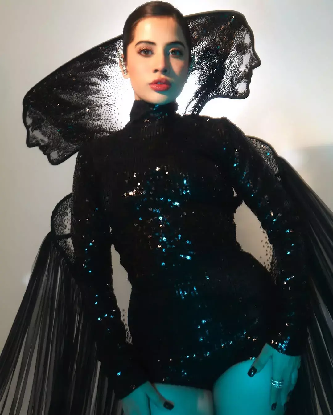 Urfi Javed Photoshoot: लोगों ने उड़ाई उर्फी की खिल्ली, IIFA में पहनी ऐसी ड्रेस, वीडियो देखें...