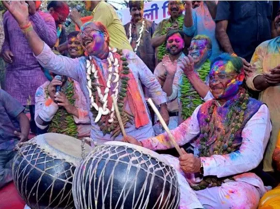 Raipur News: रायपुर प्रेस क्लब के होली मिलन समारोह में मुख्यमंत्री साय हुए शामिल, पत्रकारों संग झूमे...