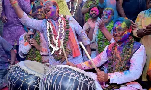 Raipur News: रायपुर प्रेस क्लब के होली मिलन समारोह में मुख्यमंत्री साय हुए शामिल, पत्रकारों संग झूमे...