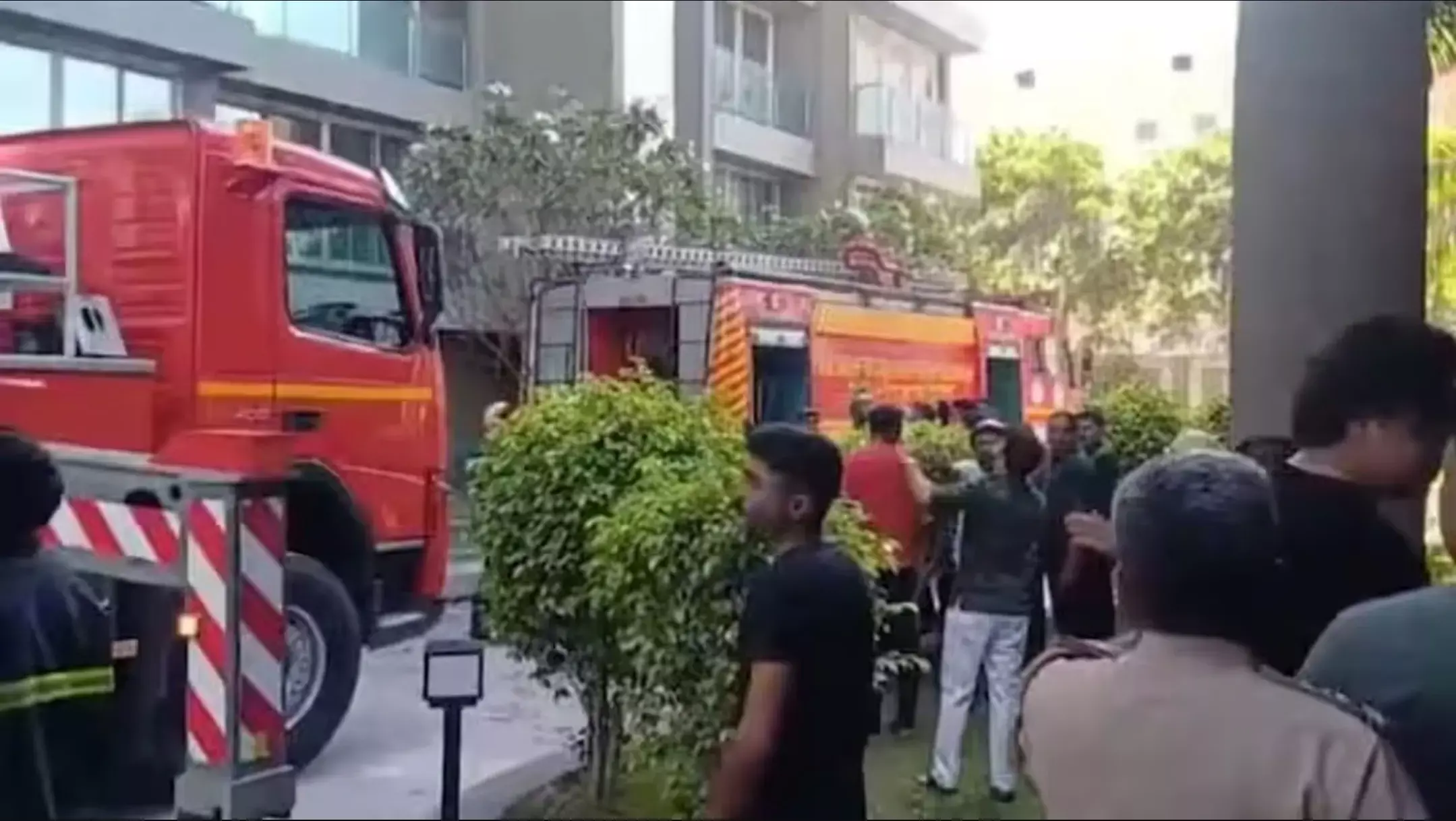 Rajkot Fire: गुजरात के राजकोट की एक बहुमंजिला इमारत में लगी आग, 3 लोग जलकर खाक, 30 लोग फंसे Rajkot Fire: गुजरात के राजकोट की एक बहुमंजिला इमारत में लगी आग, 3 लोग जलकर खाक, 30 लोग फंसे