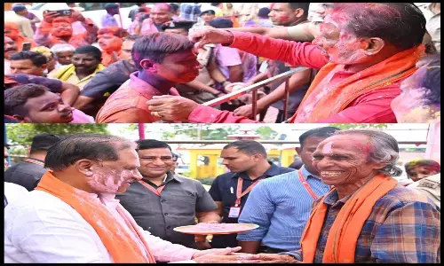 मुख्यमंत्री विष्णुदेव साय ने अपने गृह ग्राम बगिया में ग्रामीणों संग हर्षोल्लास से मनाई होली, सीएम से मिलने उमड़ा जनसैलाब