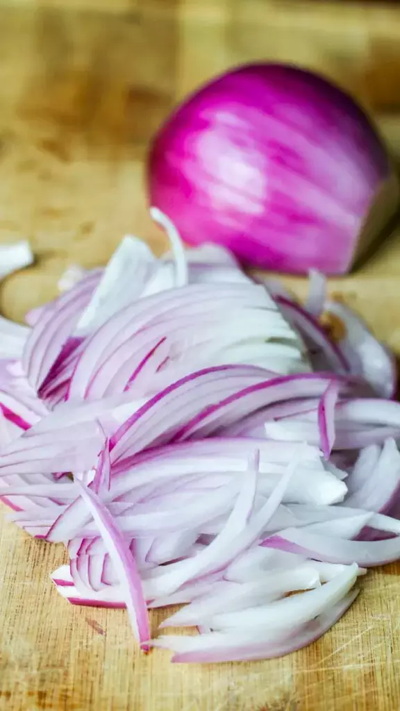 Pyaj Aur Nimbu ka Ras: अगर आप भी प्याज में नींबू का रस मिलाकर खाते हैं तो जान ले ये बात