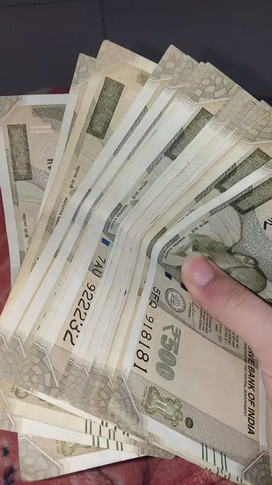 Dhan Prapti Ke Upay: धन की किल्लत से जूझ रहे हैं तो आजमाएं ये 8 टोटके