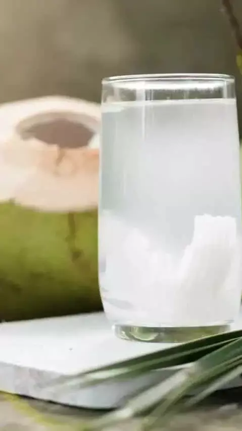 Nariyal Ki Malai Ke Fayde: नारियल की मलाई को न समझे बेकार, इसके हैं कई जबरदस्त फायदे