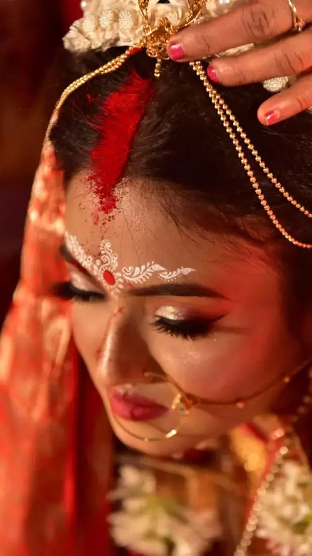 Sindur Lagane Ke Niyam: सिंदूर लगाने से पहले महिलाएं जान लें सही नियम...