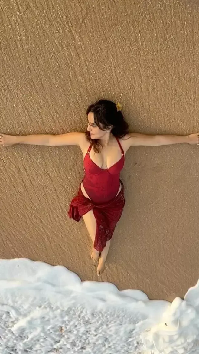 Neha Sharma Photo: समंदर किनारे नेहा शर्मा ने दिखाईं बोल्ड अदाएं