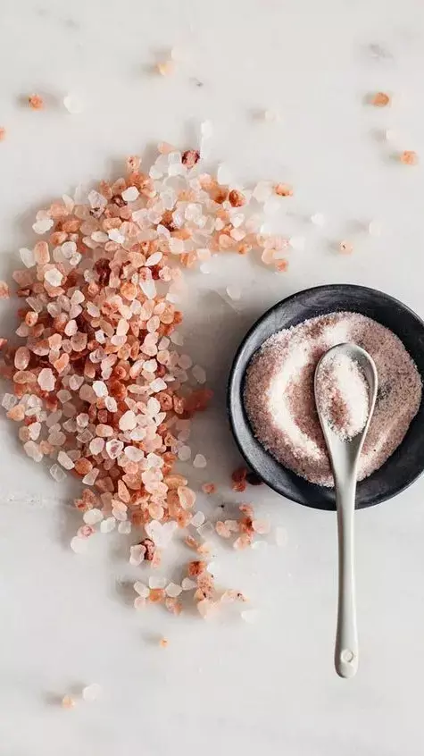 Sendha Namak Se Nahane Ke Fayde: शरीर में सेंधा नमक लगाकर नहाने से क्या फायदा होता है?