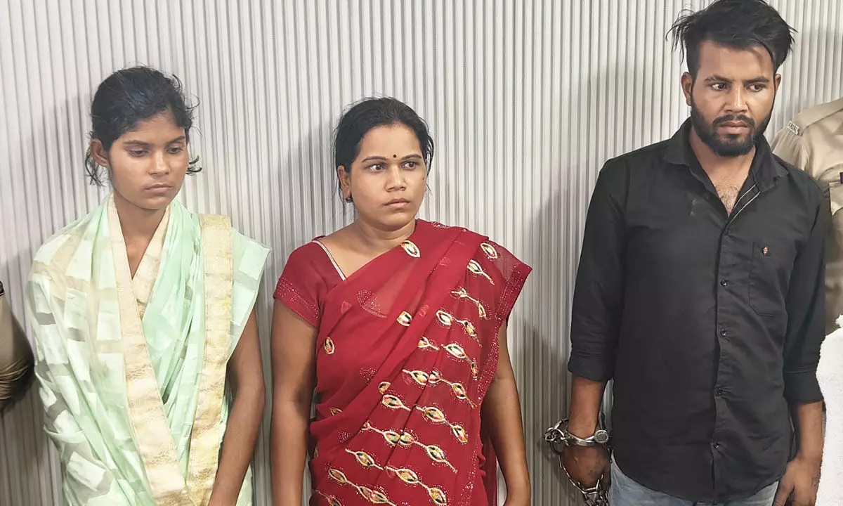 Balaudabajar News: 50 हजार में साैतेली मां ने बेटे का कर दिया सौदा, फिर जो कुछ हुआ वह रोंगटे खड़ा करने वाला Balaudabajar News: 50 हजार में साैतेली मां ने बेटे का कर दिया सौदा, फिर जो कुछ हुआ वह रोंगटे खड़ा करने वाला